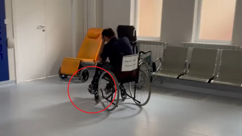 Photo of video | Un bărbat era să rămână fără un picior, după o glumă proastă făcută de un amic: A fost legat de gleznă cu o pereche de cătușe găsite